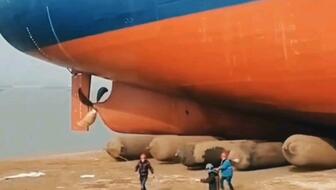 鏟車助推8200噸散貨船&ldquo;遠(yuǎn)景發(fā)展&rdquo;氣囊上排下水吉水接水順利#氣囊下水#船舶下水#船用氣囊#散貨船下水#遠(yuǎn)景發(fā)展